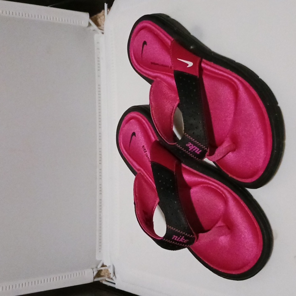 Nike cushioned flip flop size 6